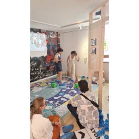 De l'exposition temporaire Voyage en Cité, vivre dans les quartiers populaires, au jeu de lois