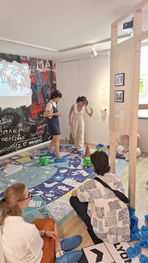 De l'exposition temporaire Voyage en Cité, vivre dans les quartiers populaires, au jeu de lois